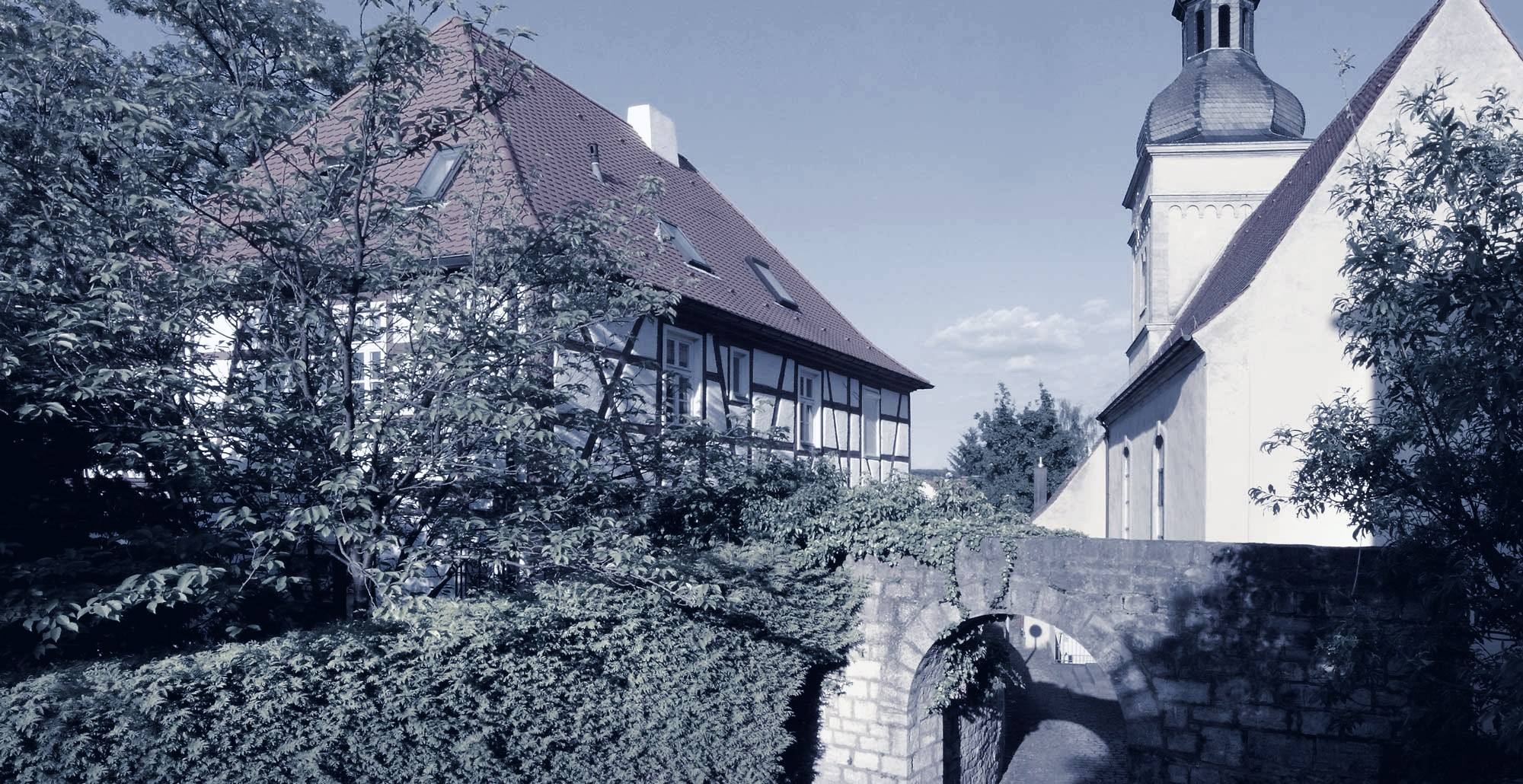 Ortskern von Gerbrunn bei Würzburg mit Fachwerkhaus und Kirchturm